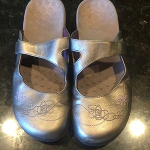 Orthoheel silver mule size 9